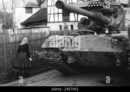 Wintermanöver, Reforger 1985, Zentralwächter, im Raum Kassel, Homberg/Efze, Neukirchen, Schwalmstadt, Vogelsberg, Frankenberg (Jan. - Feb. 1985), die kleinen Dörfer werden immer wieder von donnernden Säulen aus Tanks durchquert, Böden und Fenster vibrieren Stockfoto