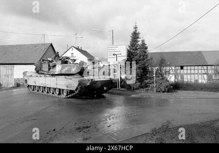 Wintermanöver, Reforger 1985, Zentralwächter, im Raum Kassel, Homberg/Efze, Neukirchen, Schwalmstadt, Vogelsberg, Frankenberg (Jan. - Feb. 1985), „Bürger beobachten Manöver“, Tank überquert Straße bei Schild: Biedenkopf, Marburg Stadtallendorf, Neustadt, Kirchhain Stockfoto