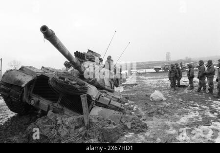 Wintermanöver, Reforger 1985, Zentralwächter, im Raum Kassel, Homberg/Efze, Neukirchen, Schwalmstadt, Vogelsberg, Frankenberg (Jan. - Feb. 1985), Ein Panzer der US-Armee, sinkt in den durchnässten Boden. Stockfoto