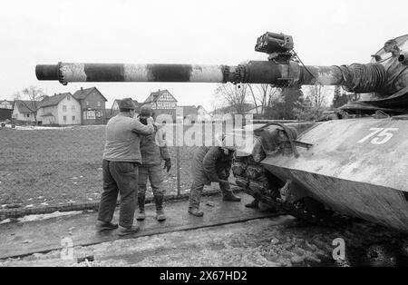Wintermanöver, Reforger 1985, Zentralwächter, im Raum Kassel, Homberg/Efze, Neukirchen, Schwalmstadt, Vogelsberg, Frankenberg (Januar - Februar 1985), die Dorfbewohner geben US-Soldaten eine Lektion in angemessener Winterkleidung Stockfoto