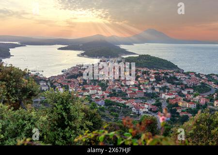 Malerischer Blick auf die kroatischen losinj Inseln im kvarner Golf bei Sonnenuntergang von oben mit Sonnenstrahl Stockfoto