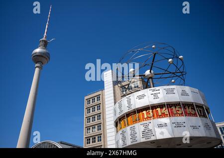 Berlin, Deutschland. Mai 2024. Blick auf die Weltzeituhr und den Fernsehturm am Alexanderplatz. Quelle: Monika Skolimowska/dpa/Alamy Live News Stockfoto