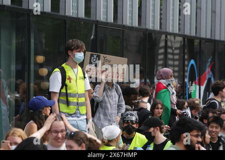Amsterdam, Niederlande. Mai 2024. Studenten und Unterstützer blockieren die Straße, nachdem sie das Gebäude der Universität Amsterdam besetzt hatten, um gegen den anhaltenden Konflikt zwischen Israel und den Palästinensern am 13. Mai 2024 in Amsterdam, Niederlande, zu protestieren. (Foto von Paulo Amorim/SIPA USA) Credit: SIPA USA/Alamy Live News Stockfoto