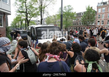 Amsterdam, Niederlande. Mai 2024. Studenten und Unterstützer blockieren die Straße, nachdem sie das Gebäude der Universität Amsterdam besetzt hatten, um gegen den anhaltenden Konflikt zwischen Israel und den Palästinensern am 13. Mai 2024 in Amsterdam, Niederlande, zu protestieren. (Foto von Paulo Amorim/SIPA USA) Credit: SIPA USA/Alamy Live News Stockfoto