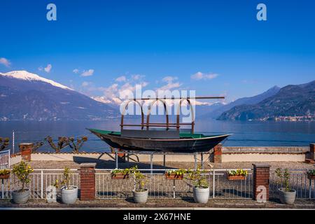 Blick auf den Comer See, Italien mit schneebedeckten Bergen im Hintergrund Stockfoto