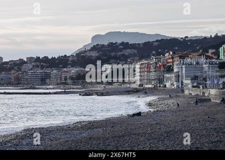 Menton, Frankreich - 6. Januar 2024: Abendlicher Blick auf die Stadt Menton und ihre Küstenregion Stockfoto