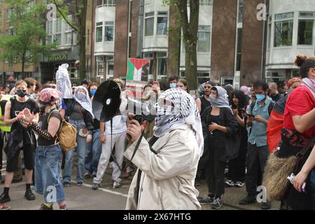 Amsterdam, Niederlande. Mai 2024. Studenten und Unterstützer blockieren die Straße, nachdem sie das Gebäude der Universität Amsterdam besetzt hatten, um gegen den anhaltenden Konflikt zwischen Israel und den Palästinensern am 13. Mai 2024 in Amsterdam, Niederlande, zu protestieren. (Foto von Paulo Amorim/SIPA USA) Credit: SIPA USA/Alamy Live News Stockfoto