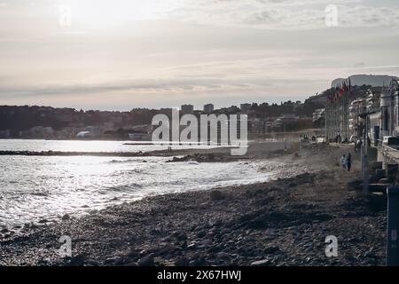Menton, Frankreich - 6. Januar 2024: Abendlicher Blick auf die Stadt Menton und ihre Küstenregion Stockfoto
