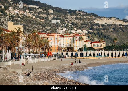 Menton, Frankreich - 6. Januar 2024: Abendlicher Blick auf die Stadt Menton und ihre Küstenregion Stockfoto