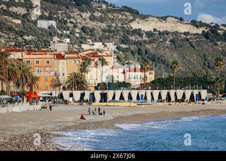 Menton, Frankreich - 6. Januar 2024: Abendlicher Blick auf die Stadt Menton und ihre Küstenregion Stockfoto