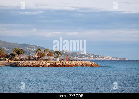 Menton, Frankreich - 6. Januar 2024: Abendlicher Blick auf die Stadt Menton und ihre Küstenregion Stockfoto