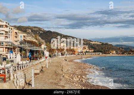 Menton, Frankreich - 6. Januar 2024: Abendlicher Blick auf die Stadt Menton und ihre Küstenregion Stockfoto