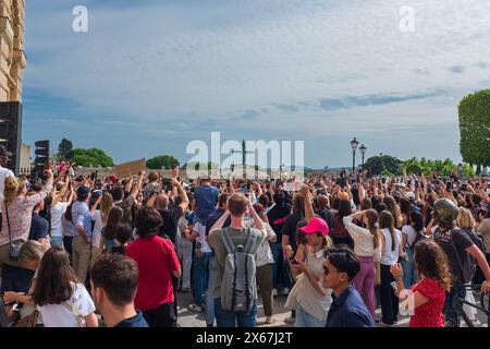 Montpellier, Frankreich. 13. Mai 2024. Eine sehr fröhliche Menge jubelt den ersten olympischen Flammenfackelträger an, der in Richtung des Triumphbogens in der Innenstadt von Montpellier läuft. Credit ReportageMPL/Alamy Live News Stockfoto