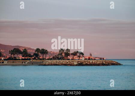 Menton, Frankreich - 6. Januar 2024: Abendlicher Blick auf die Stadt Menton und ihre Küstenregion Stockfoto