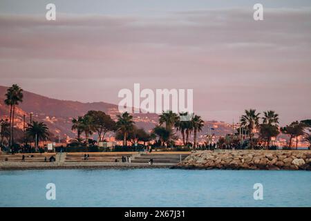 Menton, Frankreich - 6. Januar 2024: Abendlicher Blick auf die Stadt Menton und ihre Küstenregion Stockfoto