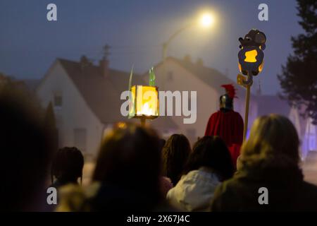 Martins Prozession mit Laternen im Nebel Stockfoto