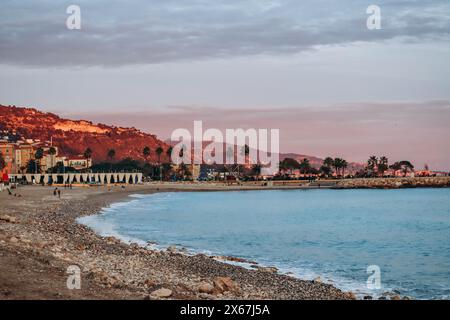 Menton, Frankreich - 6. Januar 2024: Abendlicher Blick auf die Stadt Menton und ihre Küstenregion Stockfoto