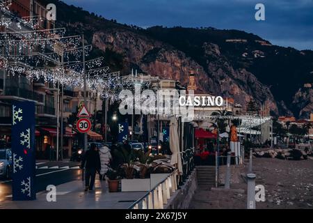 Menton, Frankreich - 6. Januar 2024: Abendlicher Blick auf die Stadt Menton und ihre Küstenregion Stockfoto
