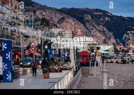 Menton, Frankreich - 6. Januar 2024: Abendlicher Blick auf die Stadt Menton und ihre Küstenregion Stockfoto
