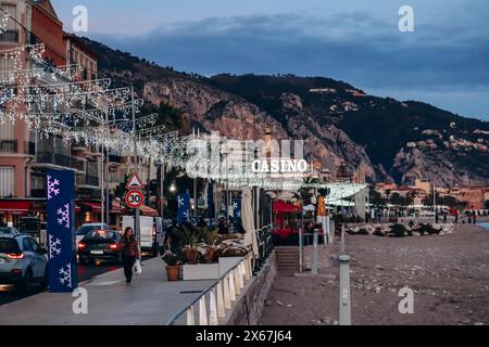 Menton, Frankreich - 6. Januar 2024: Abendlicher Blick auf die Stadt Menton und ihre Küstenregion Stockfoto