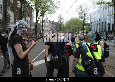 Amsterdam, Niederlande. Mai 2024. Studenten und Unterstützer blockieren die Straße, nachdem sie das Gebäude der Universität Amsterdam besetzt hatten, um gegen den anhaltenden Konflikt zwischen Israel und den Palästinensern am 13. Mai 2024 in Amsterdam, Niederlande, zu protestieren. (Foto von Paulo Amorim/SIPA USA) Credit: SIPA USA/Alamy Live News Stockfoto