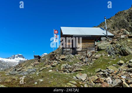 Bietschhornhütte, am Fahnenmast die Flaggen der Schweiz, des Kantons Wallis und des Akademischen Alpenvereins Bern AACB, Lötschental, Wallis, Schweiz Stockfoto