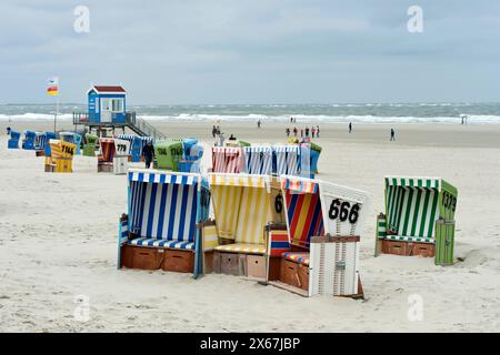 Leere Liegen an einem kühlen Tag in der Frühsaison am Strand von Langeoog, Ostfriesische Inseln, Niedersachsen, Deutschland Stockfoto