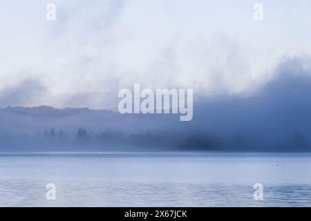 Morgenstimmung am See, Nebel heben, Deutschland Stockfoto