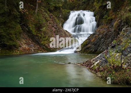 Wasserfall am Obernachkanal bei Wallgau, Bayerische Alpen, Karwendel, Deutschland, Bayern Stockfoto
