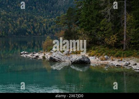 Eibsee bei Grainau, Herbstatmosphäre, Bayerische Alpen bei Garmisch-Patenkirchen, Zugspitz, Deutschland, Bayern Stockfoto