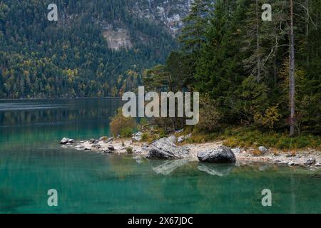 Eibsee bei Grainau, Herbstatmosphäre, Bayerische Alpen bei Garmisch-Patenkirchen, Zugspitz, Deutschland, Bayern Stockfoto