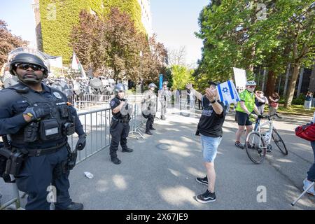 Seattle, USA. Mai 2024. Pro-Israel-Demonstration trifft auf Pro Palestine-Lager an der University of Washington Credit: Alex Garland/Alamy Live News Credit: Alex Garland/Alamy Live News Credit: Alex Garland/Alamy Live News Stockfoto