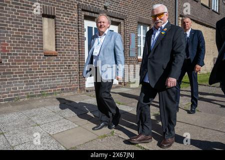 13. Mai 2024, Mecklenburg-Vorpommern, Peenemünde: Lech Walesa (r), Friedensnobelpreisträger, ehemaliger Vorsitzender der gewerkschaft Solidarnosc und ehemaliger polnischer Präsident, und Thomas Hummel, Direktor des Usedom Music Festivals, besuchen Peenemünde im Rahmen des European Arts Festival Summit, einer internationalen Kulturkonferenz mit über 230 Festivalorganisatoren aus mehr als 40 Ländern. Foto: Stefan sauer/dpa Stockfoto