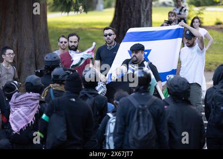 Seattle, USA. Mai 2024. Pro-Israel-Demonstration trifft auf Pro Palestine-Lager an der University of Washington Credit: Alex Garland/Alamy Live News Credit: Alex Garland/Alamy Live News Credit: Alex Garland/Alamy Live News Stockfoto