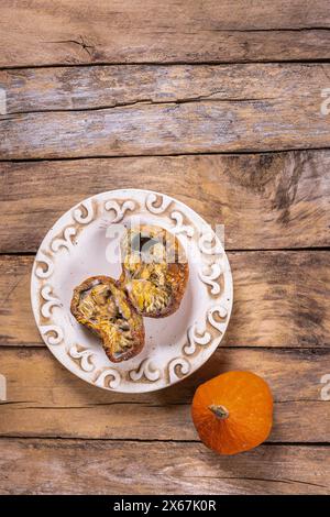 Herbstliches Stillleben, verwöhnter Kürbis auf einem Teller Stockfoto