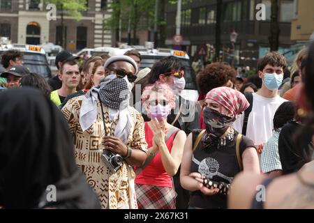 Amsterdam, Niederlande. Mai 2024. Studenten und Unterstützer blockieren die Straße, nachdem sie das Gebäude der Universität Amsterdam besetzt hatten, um gegen den anhaltenden Konflikt zwischen Israel und den Palästinensern am 13. Mai 2024 in Amsterdam, Niederlande, zu protestieren. (Foto von Paulo Amorim/SIPA USA) Credit: SIPA USA/Alamy Live News Stockfoto