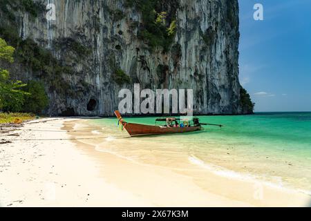 Langboot am Strand von Koh Lao Liang Island, Thailand, Asien Stockfoto