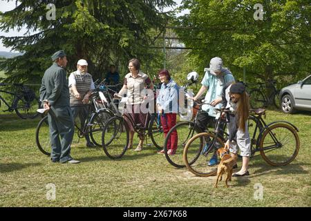 Hasek Velocipiada im Dorf vSEn in der Tschechischen Republik, jährliches Treffen von Menschen, die alte Fahrräder lieben Stockfoto