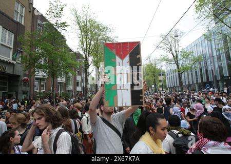 Amsterdam, Niederlande. Mai 2024. Studenten und Unterstützer blockieren die Straße, nachdem sie das Gebäude der Universität Amsterdam besetzt hatten, um gegen den anhaltenden Konflikt zwischen Israel und den Palästinensern am 13. Mai 2024 in Amsterdam, Niederlande, zu protestieren. (Foto von Paulo Amorim/SIPA USA) Credit: SIPA USA/Alamy Live News Stockfoto