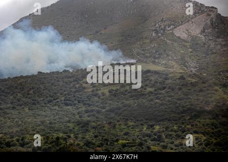 Rauch aus einem Feuer auf einem Berg in Sizilien, April 2024 Stockfoto