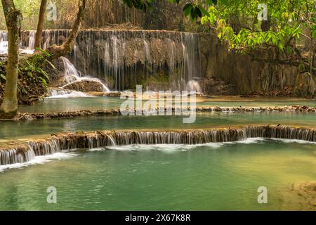 Der mehrstöckige Kuang Si Wasserfall in der Nähe von Luang Prabang, Laos, Asien Stockfoto