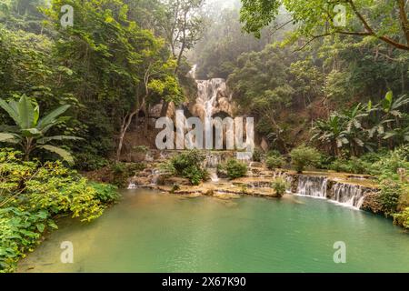 Der mehrstöckige Kuang Si Wasserfall in der Nähe von Luang Prabang, Laos, Asien Stockfoto