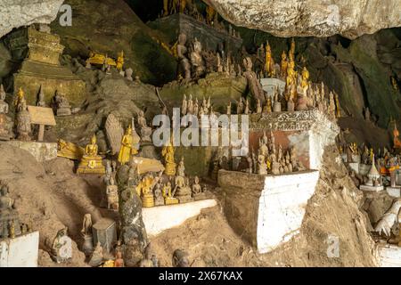 Buddha-Statuen in den Pak Ou-Höhlen in der Nähe von Luang Prabang, Laos, Asien Stockfoto