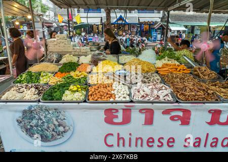 Buffet mit chinesischem Salat auf dem Nachtmarkt in Luang Prabang, Laos, Asien Stockfoto