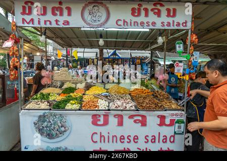 Buffet mit chinesischem Salat auf dem Nachtmarkt in Luang Prabang, Laos, Asien Stockfoto