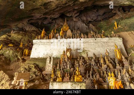 Buddha-Statuen in den Pak Ou-Höhlen in der Nähe von Luang Prabang, Laos, Asien Stockfoto