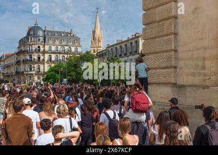 Montpellier, Frankreich. 13. Mai 2024. Das Publikum folgt dem ersten olympischen Flammenfackelträger entlang der Rue Foch in der Innenstadt von Montpellier. Credit ReportageMPL/Alamy Live News Stockfoto