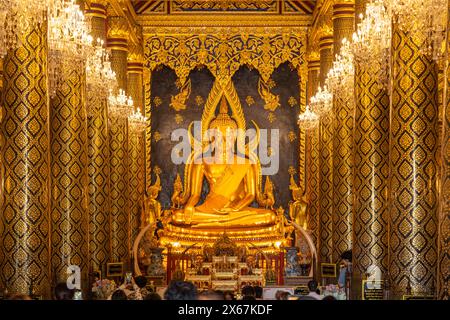 Die verehrte Buddha-Statue Phra Putthachinnarat im Sukhothai-Stil im Tempel Wat Phra Si Rattana Mahathat, Phitsanulok, Thailand, Asien Stockfoto