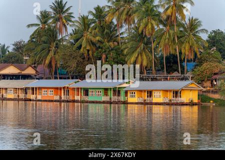 Farbenfrohe schwimmende Bungalows des Sala Done Khone Hotels am Mekong, Don Khon Island, Si Phan Don, Champasak Province, Laos, Asien Stockfoto