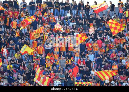 Lecce, Italien. Mai 2024. Fans und Fans von US Lecce beim Fußball-Spiel der Serie A TIM zwischen US Lecce und Udinese Calcio 1896 im Via del Mare Stadium in Lecce, Italien, am Montag, den 13. Mai 2024. (Credit Image: &#xa9; Giovanni Evangelista/LaPresse) Credit: LaPresse/Alamy Live News Stockfoto